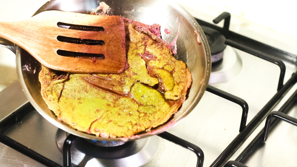 fried spinach and beetroot omelette for toddler